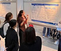 [Translate to English:] Paula presenting her poster