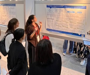 [Translate to English:] Paula presenting her poster